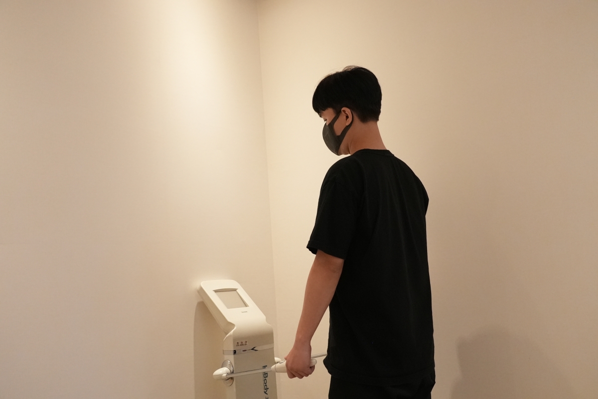 한의원에서 체성분을 측정하는 모습