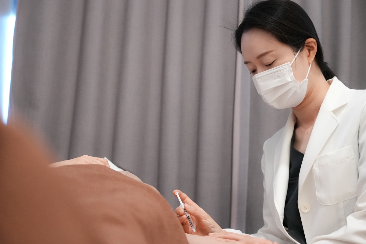 치료실에서 피부 상태에 맞춰 치료를 진행합니다.