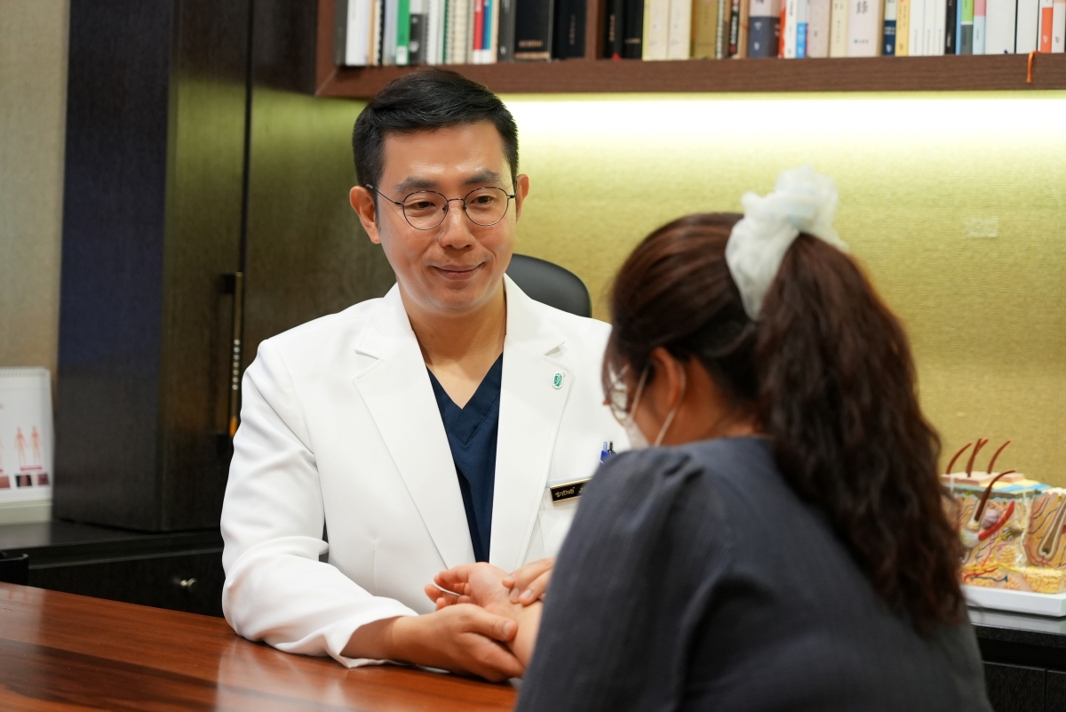생기한의원 일산점 송요안 대표원장이 내원객과 마주 앉아 상담하는 모습
