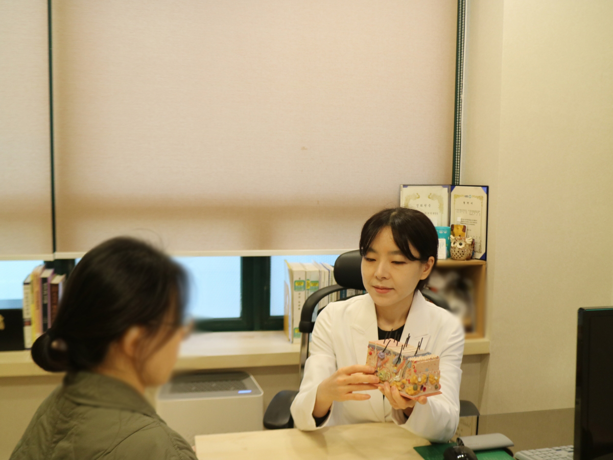 생기한의원 분당점 주지언 대표원장이 피부 모형을 이용해 설명하는 일반 상담 장면.