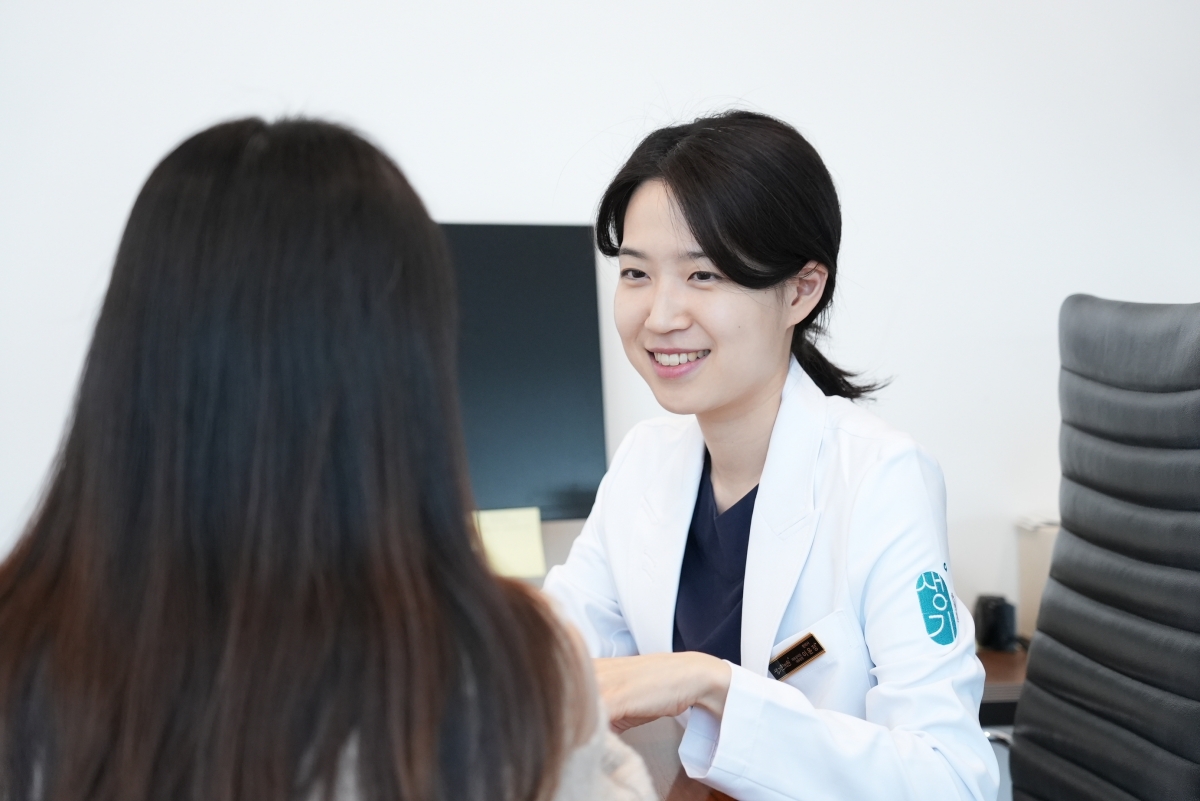 생기한의원 마포공덕점 이윤정 대표원장이 내원객과 마주 앉아 상담하는 모습