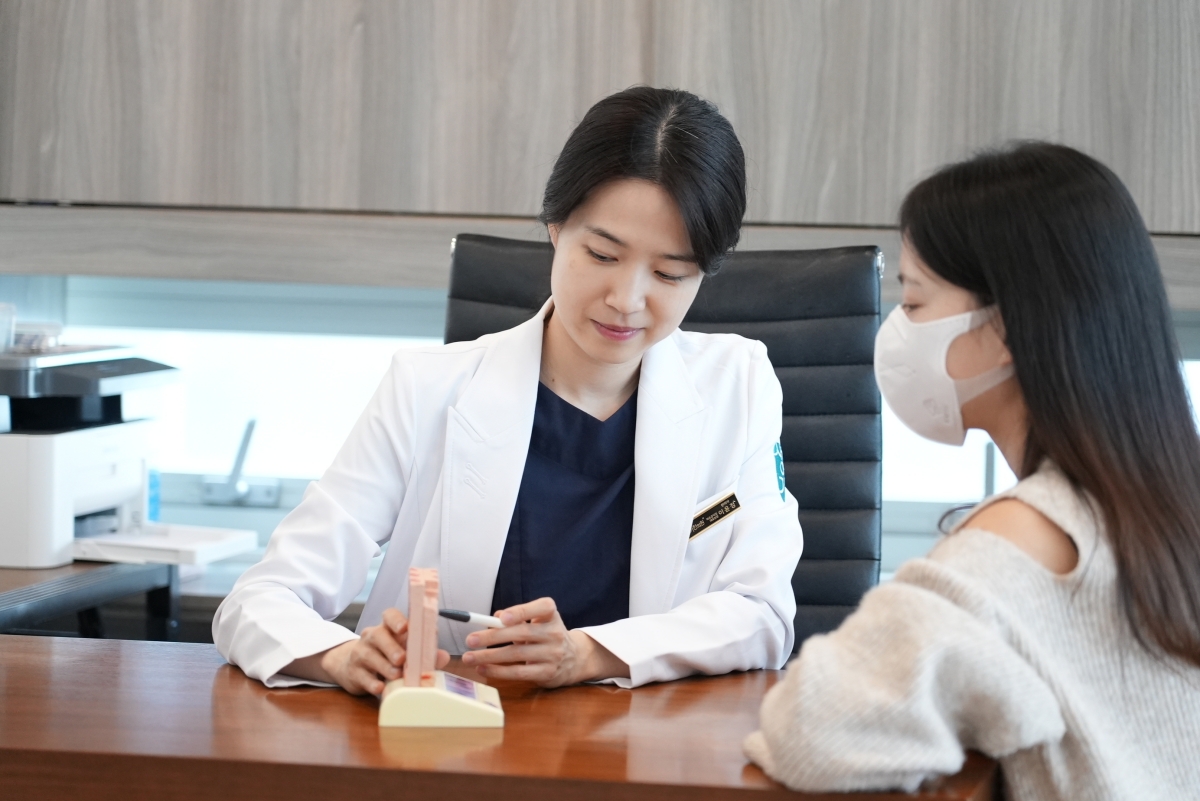생기한의원 마포공덕점 이윤정 대표원장이 피부 모형으로 피부 구조를 설명하는 모습