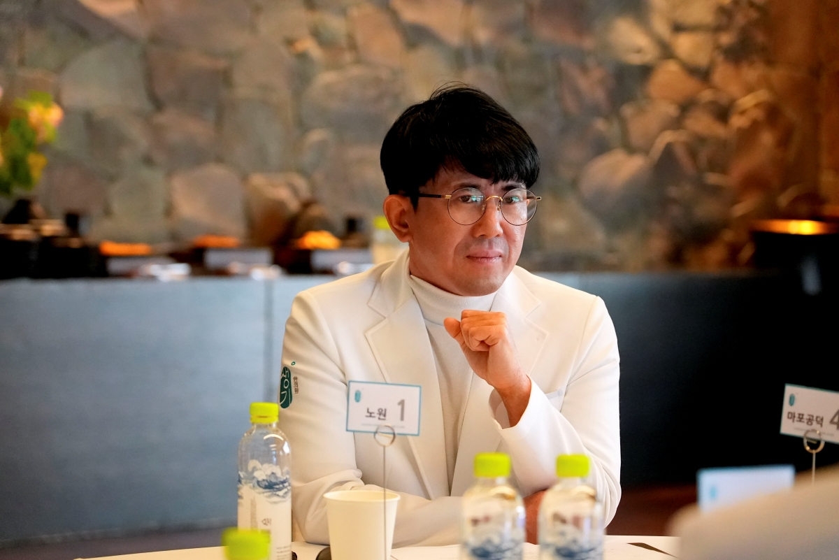 노원 표지가 놓인 실내 테이블 앞에 앉아 있는 생기한의원 노원점 정대웅 대표원장