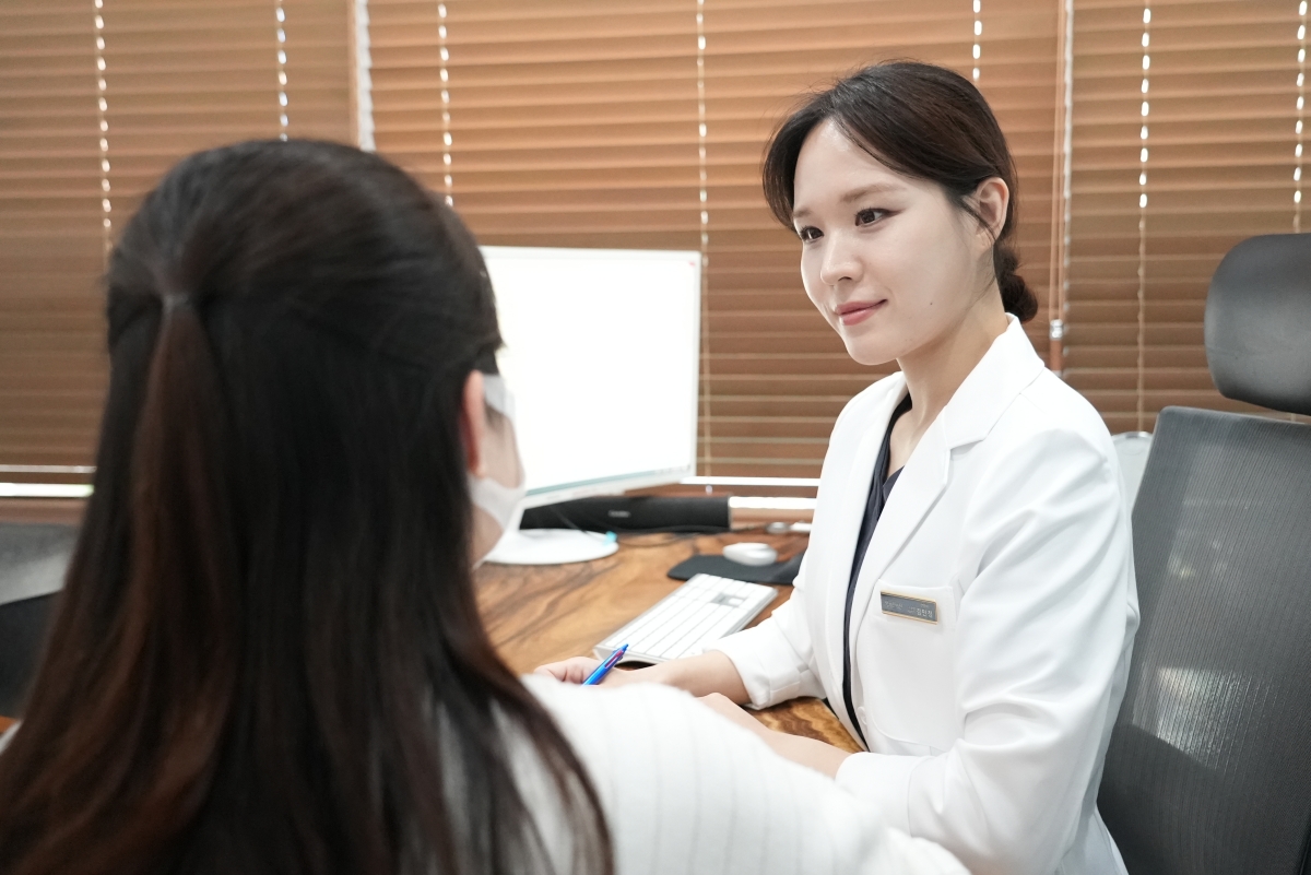 생기한의원 수원점에서 피부 관리에 관해 상담하는 안내 사진
